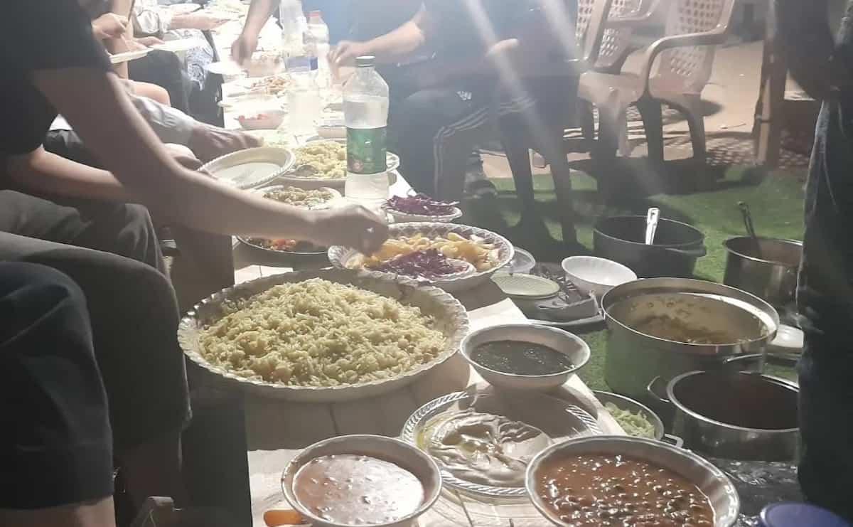 イスラエルのネゲヴ砂漠にあるベドウィンの村でとった朝食