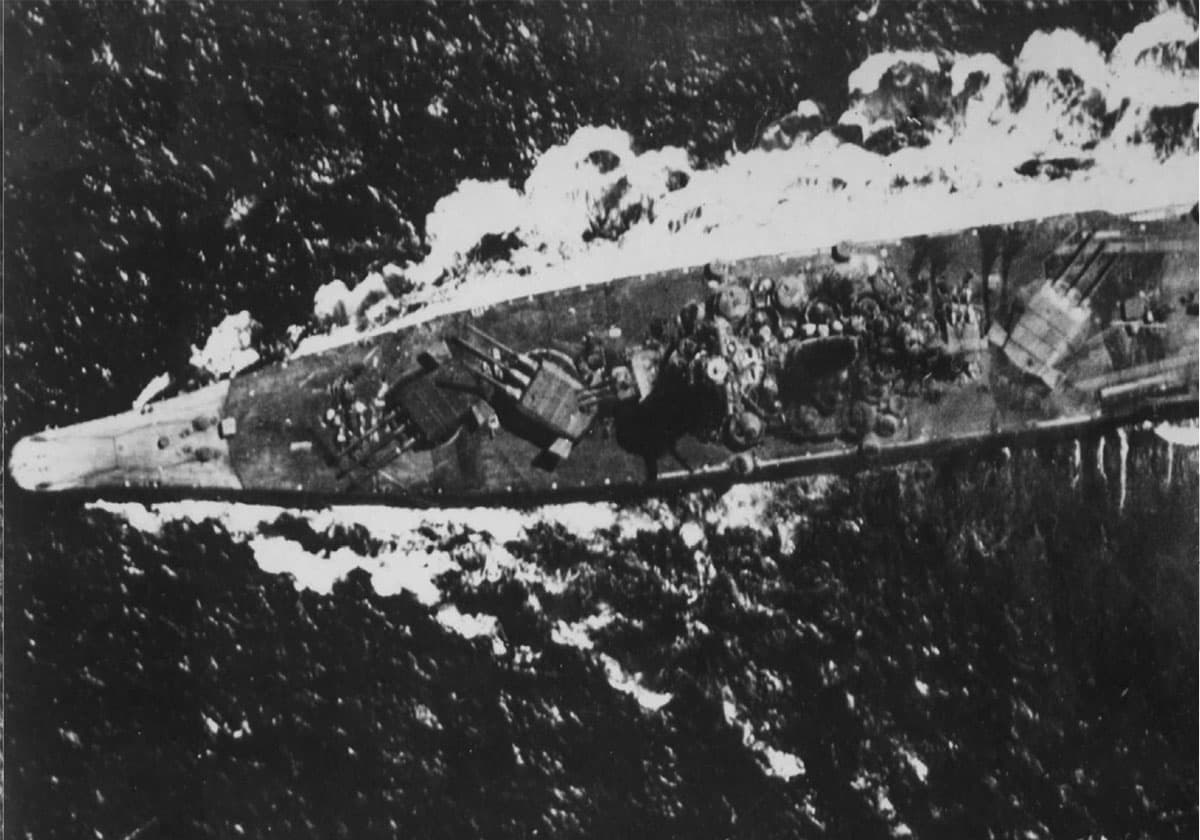 米軍ガンカメラが記録した6兆円戦艦『大和』特攻の瞬間