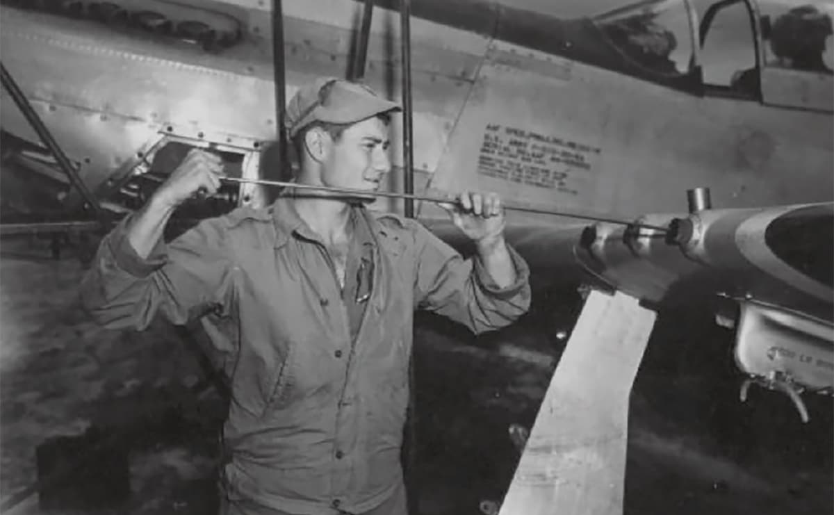 P-51Dムスタングの機銃を整備する整備兵。