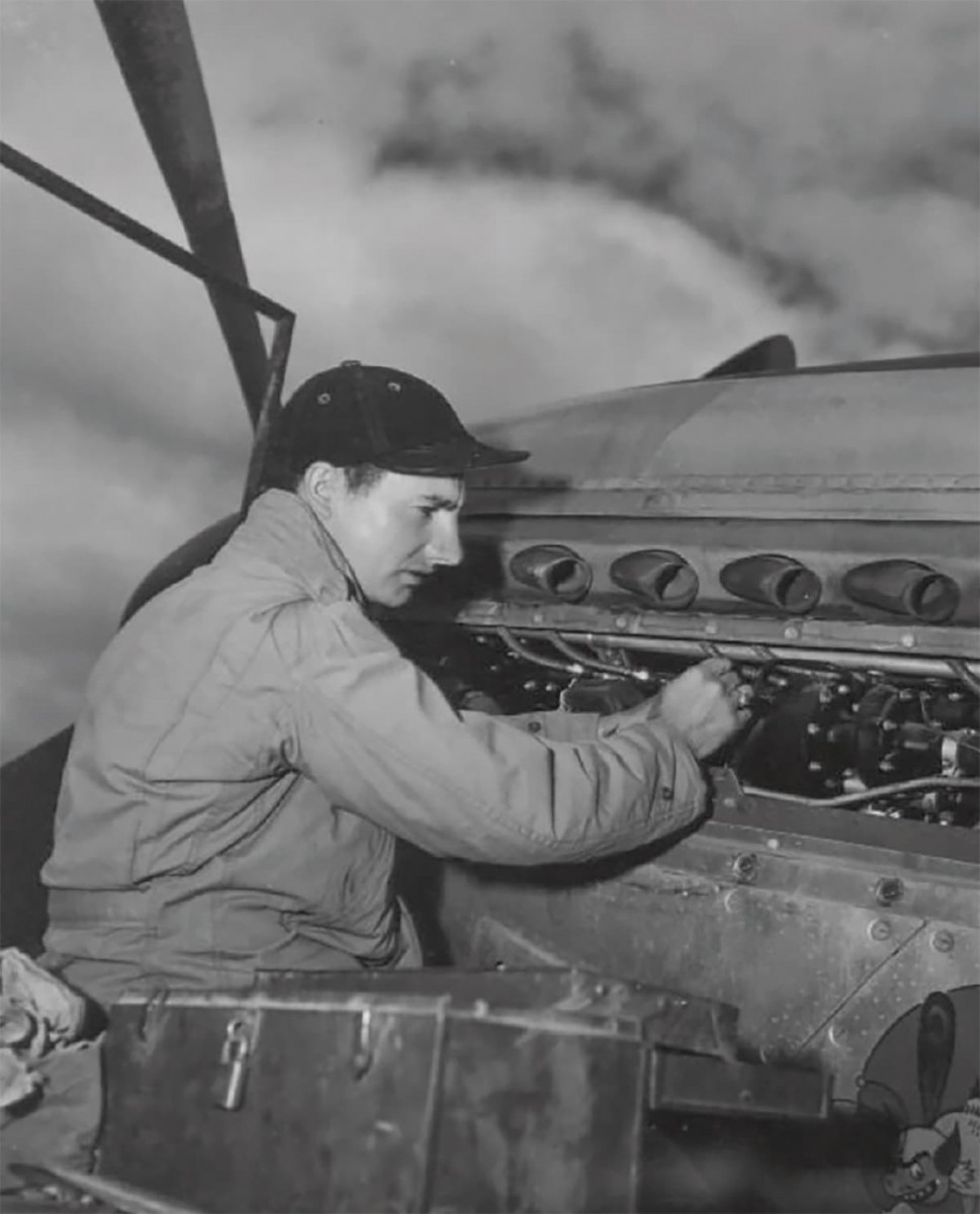 P-51Dムスタングの機銃を整備する整備兵。