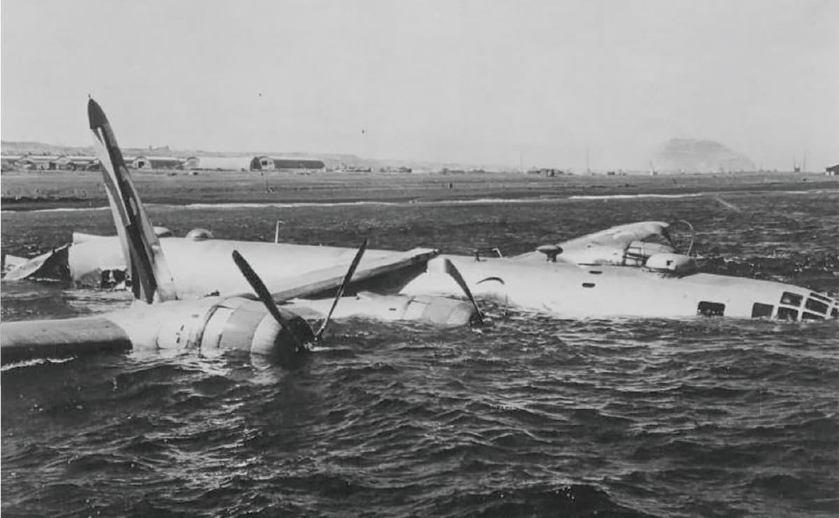 霧により飛行場を視認できず、やむなく硫黄島付近に不時着水したB-29、 右奥に見えるのは摺鉢山。