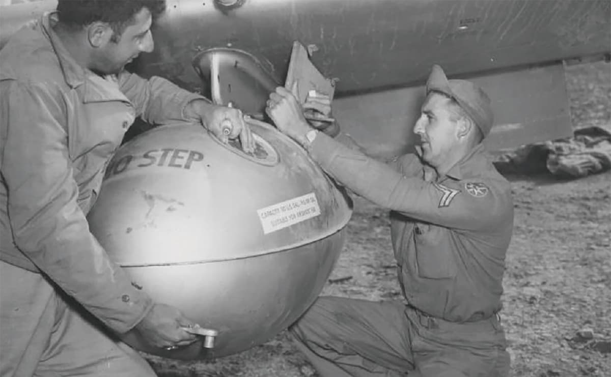 P-51Dムスタングへのナパーム弾の取り付け作業。